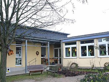 Der Evangelische Kindergarten am Tiefenstockheimer Weg in Marktsteft wird aufgestockt und erhält bis Ende 2013 einen Aufbau auf dem älteren Dach (rechts).   Foto: Thomas Meyer