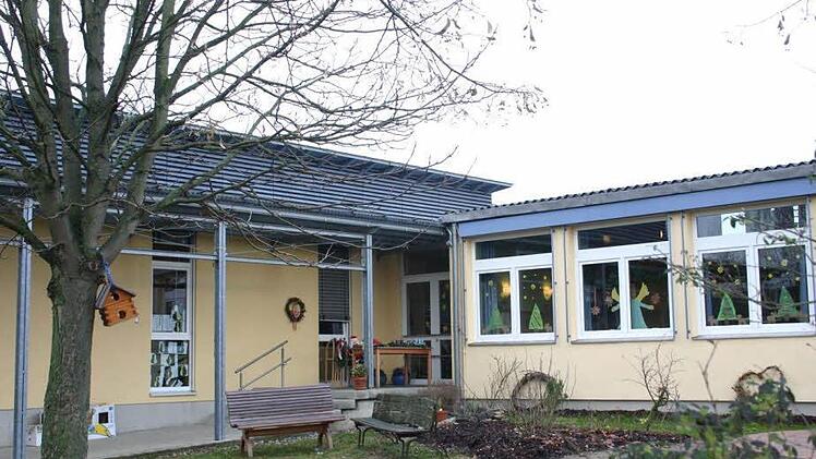 Der Evangelische Kindergarten am Tiefenstockheimer Weg in Marktsteft wird aufgestockt und erhält bis Ende 2013 einen Aufbau auf dem älteren Dach (rechts).   Foto: Thomas Meyer