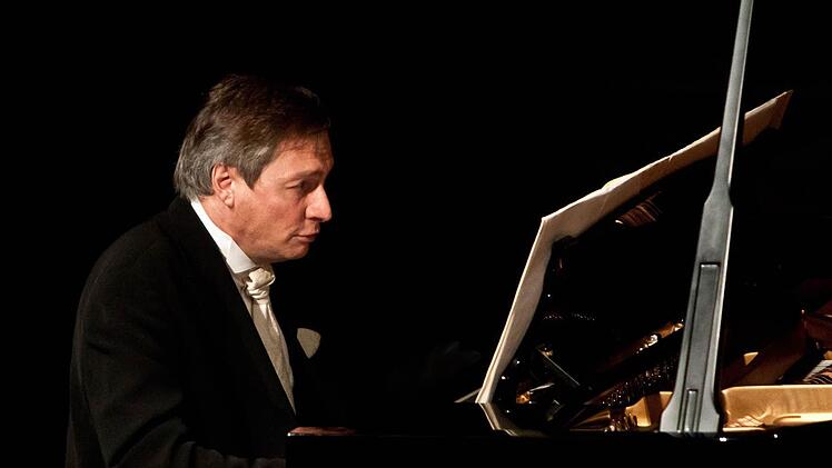 Wolfram Rieger am Flügel