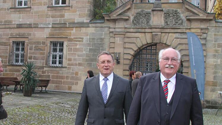 OB Henry Schramm und Regierungspräsident Wilhelm Wenning vor Schloss Steinenhausen