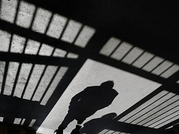 Wegen Totschlags muss ein 57-jähriger Bayreuther zehn Jahre hinter Gitter. Symbolbild: Felix Kästle/dpa