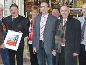 Unser Bild zeigt (von links) Klaus-Jürgen Scherr, Wolfgang Protzner, Landrat Klaus Peter Söllner, Karola Pittroff, Pilgerbüroleiter Jörg Schmidt, Gerd Scherer, Marktleugasts Bürgermeister Franz Uome, Michael Laaber und Pater Alard. Foto: Klaus-Peter Wulf