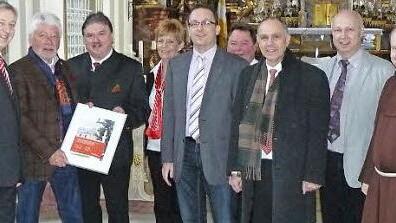 Unser Bild zeigt (von links) Klaus-Jürgen Scherr, Wolfgang Protzner, Landrat Klaus Peter Söllner, Karola Pittroff, Pilgerbüroleiter Jörg Schmidt, Gerd Scherer, Marktleugasts Bürgermeister Franz Uome, Michael Laaber und Pater Alard. Foto: Klaus-Peter Wulf