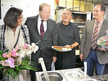 Besondere Gäste dürfen auch einen Blick in die Küche werfen (von links): Antje Tillmann, Hans Michelbach, Küchenchef Thomas Rose und Andreas Oetter. Foto: Rainer Lutz