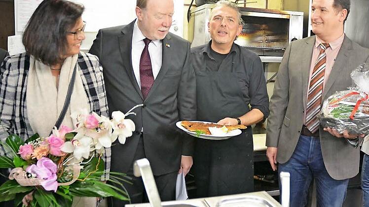 Besondere Gäste dürfen auch einen Blick in die Küche werfen (von links): Antje Tillmann, Hans Michelbach, Küchenchef Thomas Rose und Andreas Oetter. Foto: Rainer Lutz