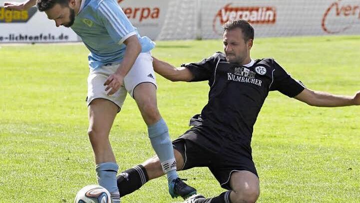 FC Lichtenfels II - DJK Lichtenfels. Der FCler Philipp Gernlein (rechts) versucht den DJKler Patrick D&uuml;&szlig;el von hinten vom Ball zu trennen.  Foto: Heike G&uuml;nther