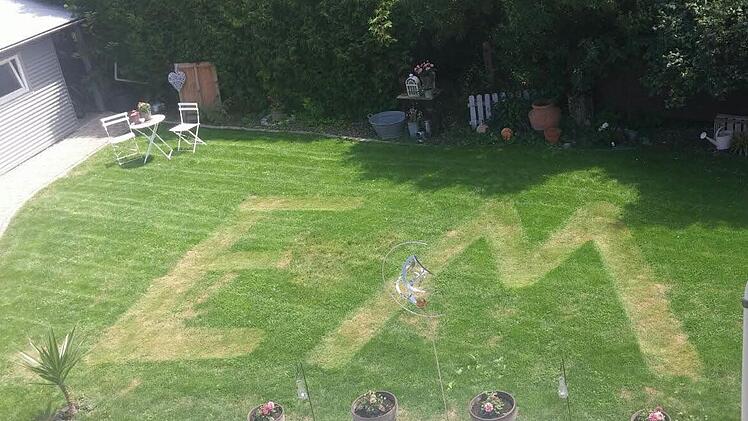 Bereit f&uuml;r den Klassiker Deutschland - Italien: Der Garten der deutsch-italienischen Familie D&uuml;ber in Bad Staffelstein. Foto: privat