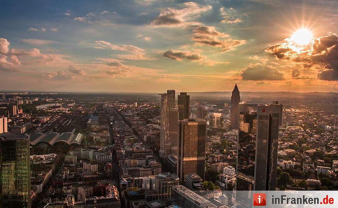 Zwar kein Franken, dafür Frankfurt von oben :-) Tolle Aussicht gestern Abend auf der Maintower-Plattform.