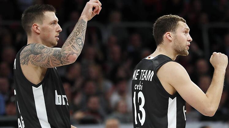 Daniel Theis (l.) und Janis Strelnieks waren beim klaren Sieg zuletzt über Galatasaray Istanbul Bambergs Topspieler. Foto: Löb