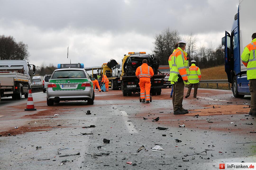 Autobahn nach Kollision von fünf Fahrzeugen komplett gesperrt - Mehrere Personen verletzt