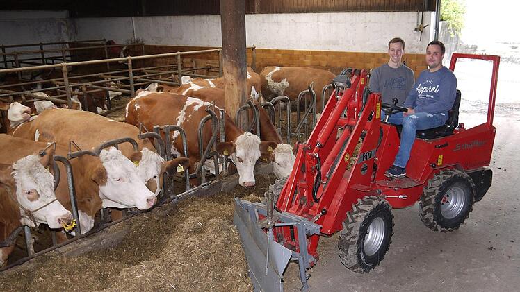 Moderne Technik, aber auch der Umgang mit Tieren, machen den Beruf des Landwirts zu einer spannenden Herausforderung. Das wissen Axel Roth (links) und Felix Wachsmann zu schätzen. Ihre Fähigkeiten im Beruf haben die beiden angehenden Landwirtschaftsmeister jetzt ins Bundesfinale ihres Berufswettbewerbes gebracht. Foto: Berthold Köhler