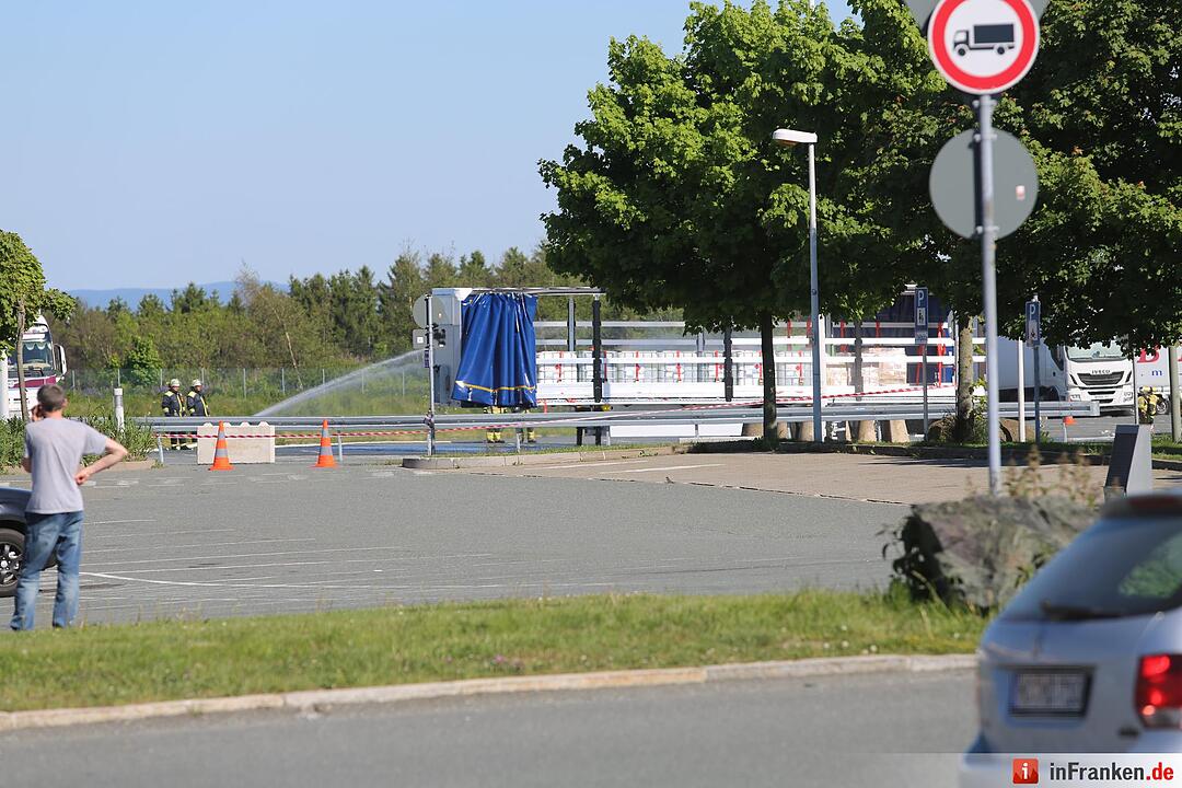 Explosionsgefahr im Kreis Hof: Aufgeheizter Gefahrguttransporter droht zu explodieren