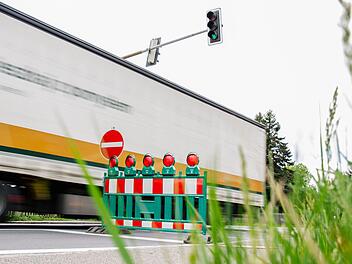 Auf der Staatsstraße 2200 geht es für Autofahrer Richtung Coburg momentan nicht weiter.  Foto: Anna-Lena Deuerling