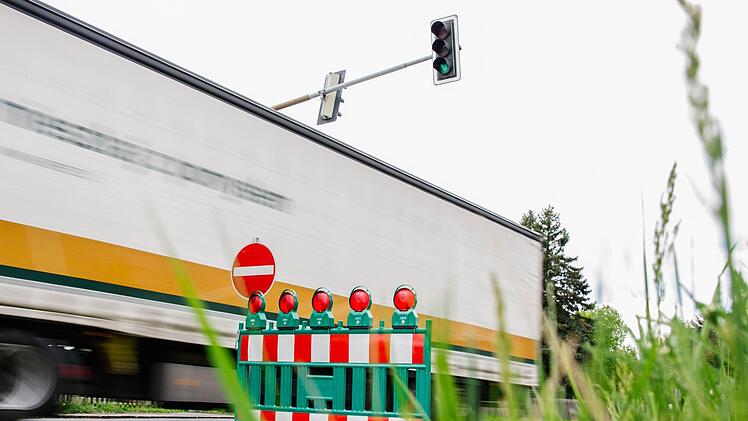 Auf der Staatsstraße 2200 geht es für Autofahrer Richtung Coburg momentan nicht weiter.  Foto: Anna-Lena Deuerling