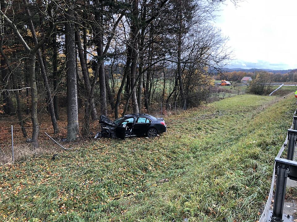 Schwerer Unfall auf der  A9: Auto kracht  durch Leitplanke und stürzt die Böschung hinab