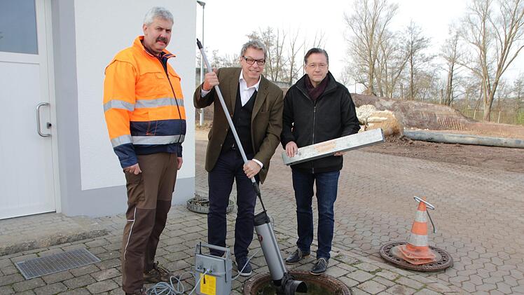 Ralf Wegel (links) und Karsten Fischkal (rechts) lassen sich von Frank Brestrich das System erklären.  Foto: Andreas Dorsch