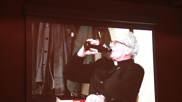 Kreiner spielte im Stück den Pfarrer, der dem Bier nicht abgeneigt war.   Foto: Richard Sänger