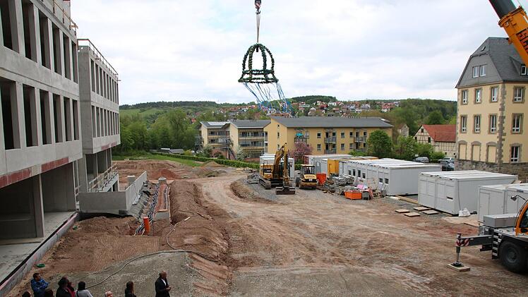 Die Krone schwebt ein. Thomas Malz