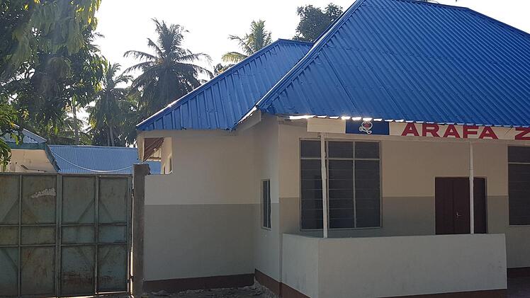 Das Hospital von Kiparang'anda hat  gerade einen neuen Au&szlig;enanstrich bekommen.Uwe Tobaben