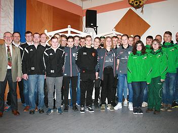 Bürgermeister Waldemar Bug (links) zeichnet die erfolgreichen Sportler der Marktgemeinde aus. Foto: Gabriele Sell