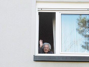 Maria Pohl winkt aus ihrem Zimmer. Foto: Christiane Lehmann
