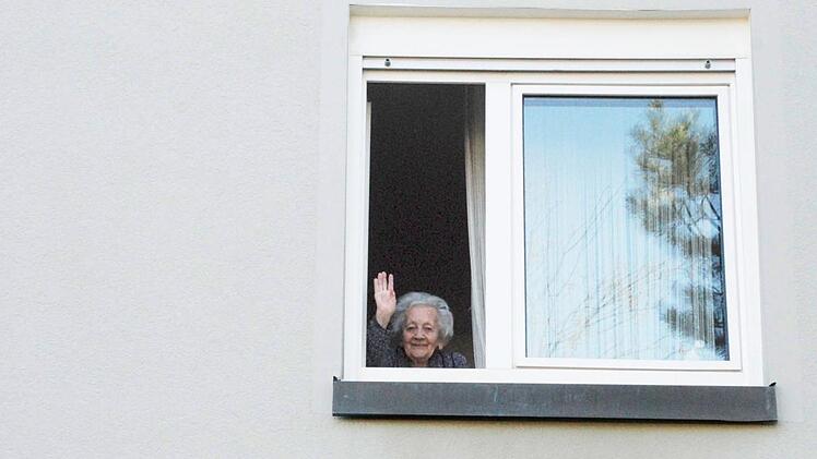 Maria Pohl winkt aus ihrem Zimmer. Foto: Christiane Lehmann
