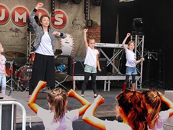 Carina Tessari vom Tanzstudio Drosd-Tessari und ihre jungen Tänzerinnen sorgten für Schwung. Foto: Dieter Britz