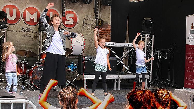 Carina Tessari vom Tanzstudio Drosd-Tessari und ihre jungen Tänzerinnen sorgten für Schwung. Foto: Dieter Britz