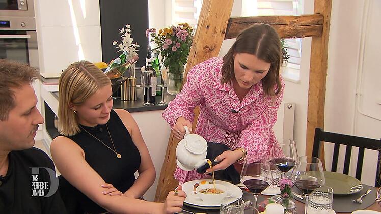 Tobi und Lilli freuen sich schon auf das Süppchen aus Omas Geschirr.