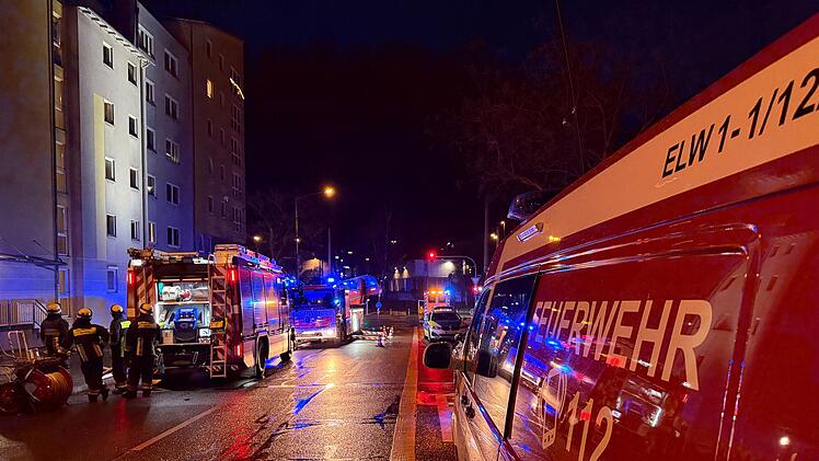 Feuer in Mehrfamilienhaus in N&uuml;rnberg: 30 Bewohner in Sicherheit gebracht