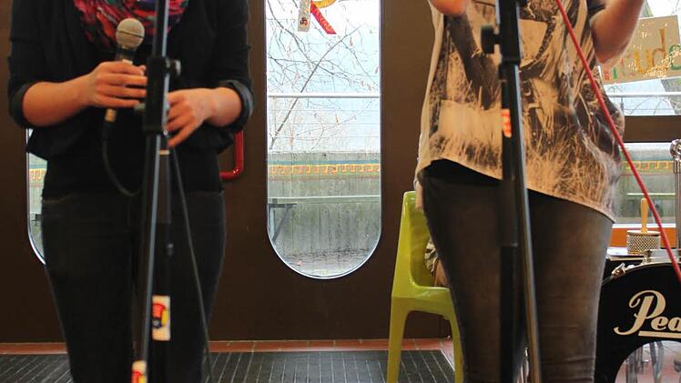 Claudia Nguyen und Theresa Lauterbach sangen.