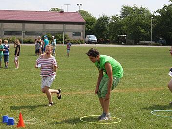 Prächtige Stimmung herrschte beim Spielnachmittag der Ganztagesschule Oerlenbach. Vielerlei Stationen absolvierten die Mädchen und Jungen im Kampf um Punkte und Zeit.  Fotos: Stefan Geiger