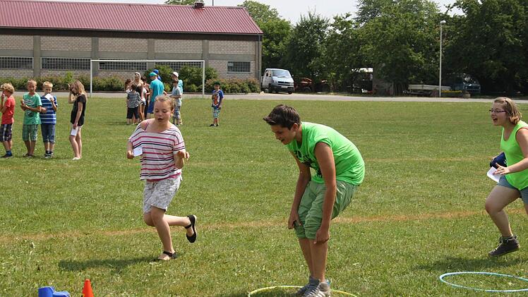 Prächtige Stimmung herrschte beim Spielnachmittag der Ganztagesschule Oerlenbach. Vielerlei Stationen absolvierten die Mädchen und Jungen im Kampf um Punkte und Zeit.  Fotos: Stefan Geiger