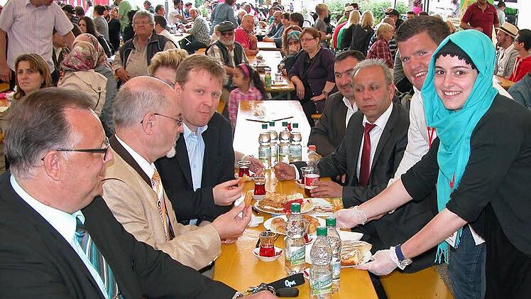 Die prominenten Festgäste werden gut versorgt. Foto: Klaus Oelzner