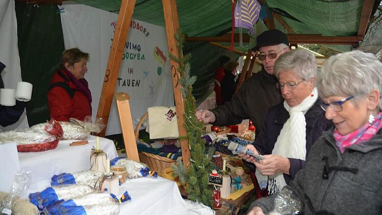 Der TSV Weißenbrunn und die Litauenfreunde boten selbstgebackenen Stollen, Handarbeitssachen, Strickwaren und Holzartikel an. Foto: Hofmann