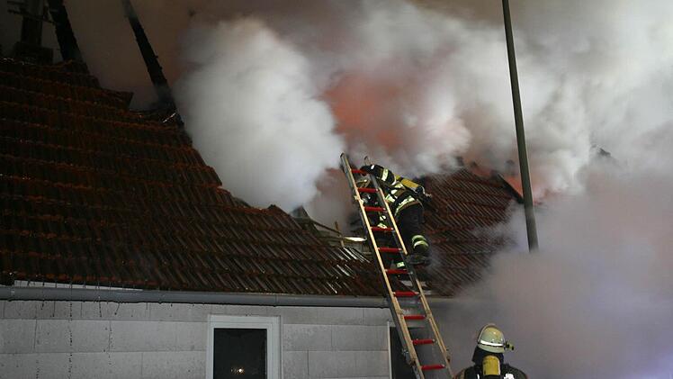 Dicker Qualm drang aus dem Dach Foto: Stefan Johannes