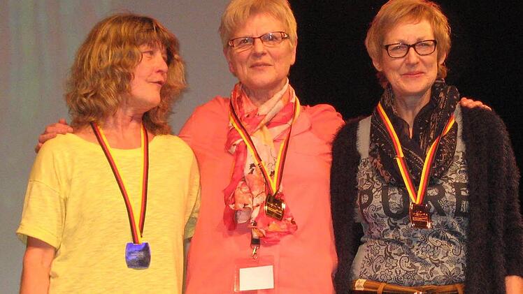 Barbara Neubauer (Mitte) wurde überlegen Deutsche Meisterin bei den DLRG-Wettkämpfen.