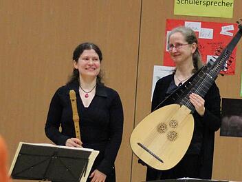 Annette John (links) und Susanne Peuker (Laute) glänzten mit Flöte und Laute. Foto: Mariell Dörrschmidt