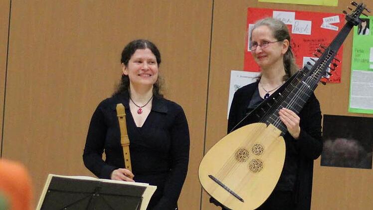 Annette John (links) und Susanne Peuker (Laute) glänzten mit Flöte und Laute. Foto: Mariell Dörrschmidt