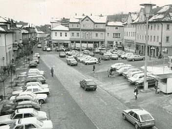 Die Aufnahme vom 1. Februar 1986 zeigt den Neustadter Marktplatz vor der Umgestaltung. Von den insgesamt 60 Parkplätzen sollten zunächst 20 wegfallen. Eine Zeit lang gab es gar keine mehr. Fotos: CT-Archiv