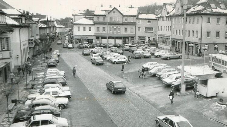 Die Aufnahme vom 1. Februar 1986 zeigt den Neustadter Marktplatz vor der Umgestaltung. Von den insgesamt 60 Parkplätzen sollten zunächst 20 wegfallen. Eine Zeit lang gab es gar keine mehr. Fotos: CT-Archiv