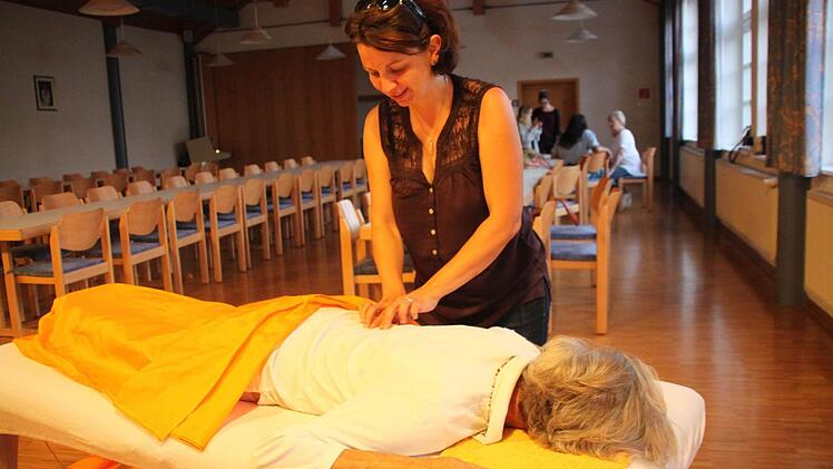 Bianca Rittelmeier massiert eine andere Teilnehmerin. Foto: Kerstin V&auml;th