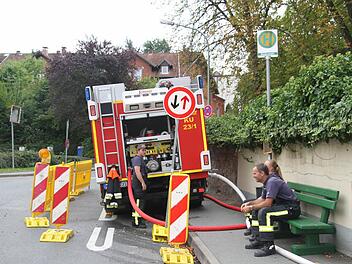 Auch die Feuerwehr Kulmbach spielte bei den Dreharbeiten für den Film "The happy prince" mit Rupert Everett eine wichtige Rolle: Denn die Szene, die im alten Friedhof von Kulmbach gedreht wurde, spielte bei Unwetter. Die Feuerwehr musste über neun Stunden lang 40 000 Liter Wasser regnen lassen.  Foto: Sonny Adam