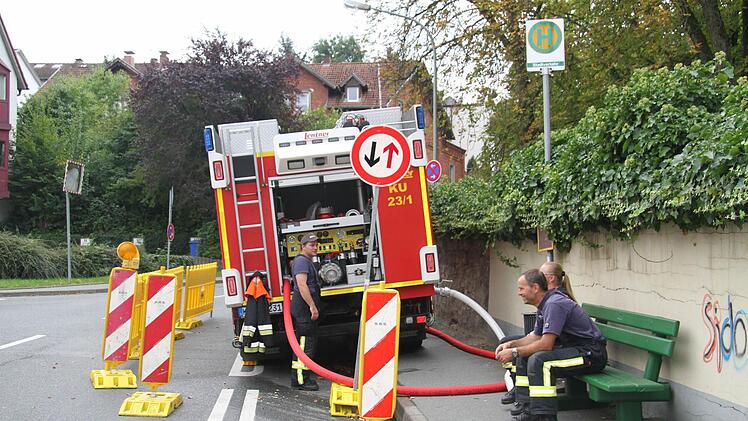 Auch die Feuerwehr Kulmbach spielte bei den Dreharbeiten für den Film "The happy prince" mit Rupert Everett eine wichtige Rolle: Denn die Szene, die im alten Friedhof von Kulmbach gedreht wurde, spielte bei Unwetter. Die Feuerwehr musste über neun Stunden lang 40 000 Liter Wasser regnen lassen.  Foto: Sonny Adam