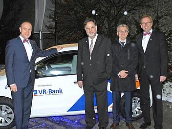 Johannes Hofmann, Ulrich Wustmann, Josef Hennemann und Hans-Peter Lechner (v. l.) bei der Übergabe des Autos Foto: VR Bank