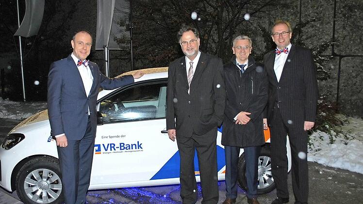 Johannes Hofmann, Ulrich Wustmann, Josef Hennemann und Hans-Peter Lechner (v. l.) bei der Übergabe des Autos Foto: VR Bank