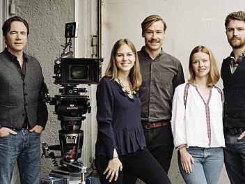 Die Hauptpersonen des Films "Ballon": Regisseur und Produzent Michael "Bully" Herbig zusammen mit den Darstellern (von links) Alicia von Rittberg,  David Kross,  Karoline Schuch und Friedrich Mücke.  Foto: STUDIOCANAL/ Marco Nagel