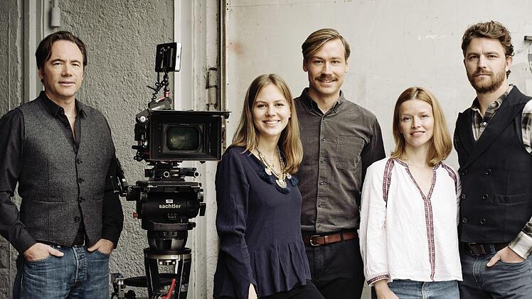 Die Hauptpersonen des Films "Ballon": Regisseur und Produzent Michael "Bully" Herbig zusammen mit den Darstellern (von links) Alicia von Rittberg,  David Kross,  Karoline Schuch und Friedrich Mücke.  Foto: STUDIOCANAL/ Marco Nagel