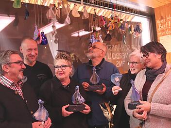 Jürgen Fleischmann (2. v. l.) und die Künstler Paul Gütle, Gogo Sesselmann, Wolf-Dieter Domke, Hanne Fleischmann und Martina Thiele (v. l.) freuen sich über den Erfolg der Benefizaktion.Johanna Blum