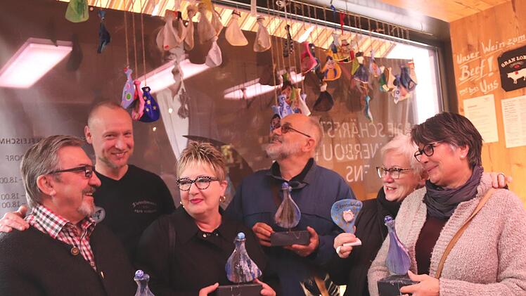 Jürgen Fleischmann (2. v. l.) und die Künstler Paul Gütle, Gogo Sesselmann, Wolf-Dieter Domke, Hanne Fleischmann und Martina Thiele (v. l.) freuen sich über den Erfolg der Benefizaktion.Johanna Blum